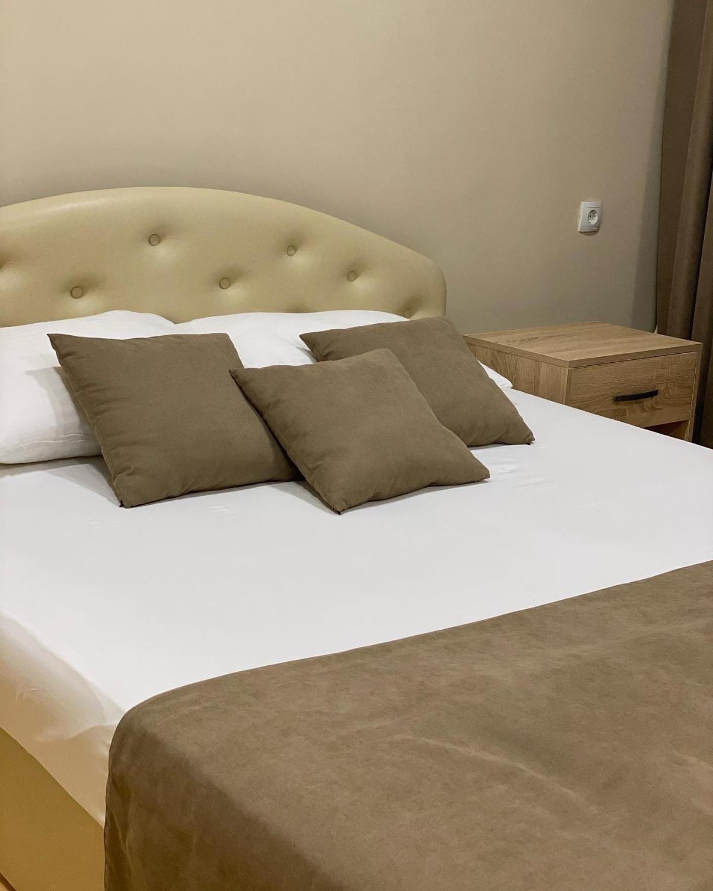 Sv Hotel, Restaurant & Airport Parking Todiresti  Dış mekan fotoğraf