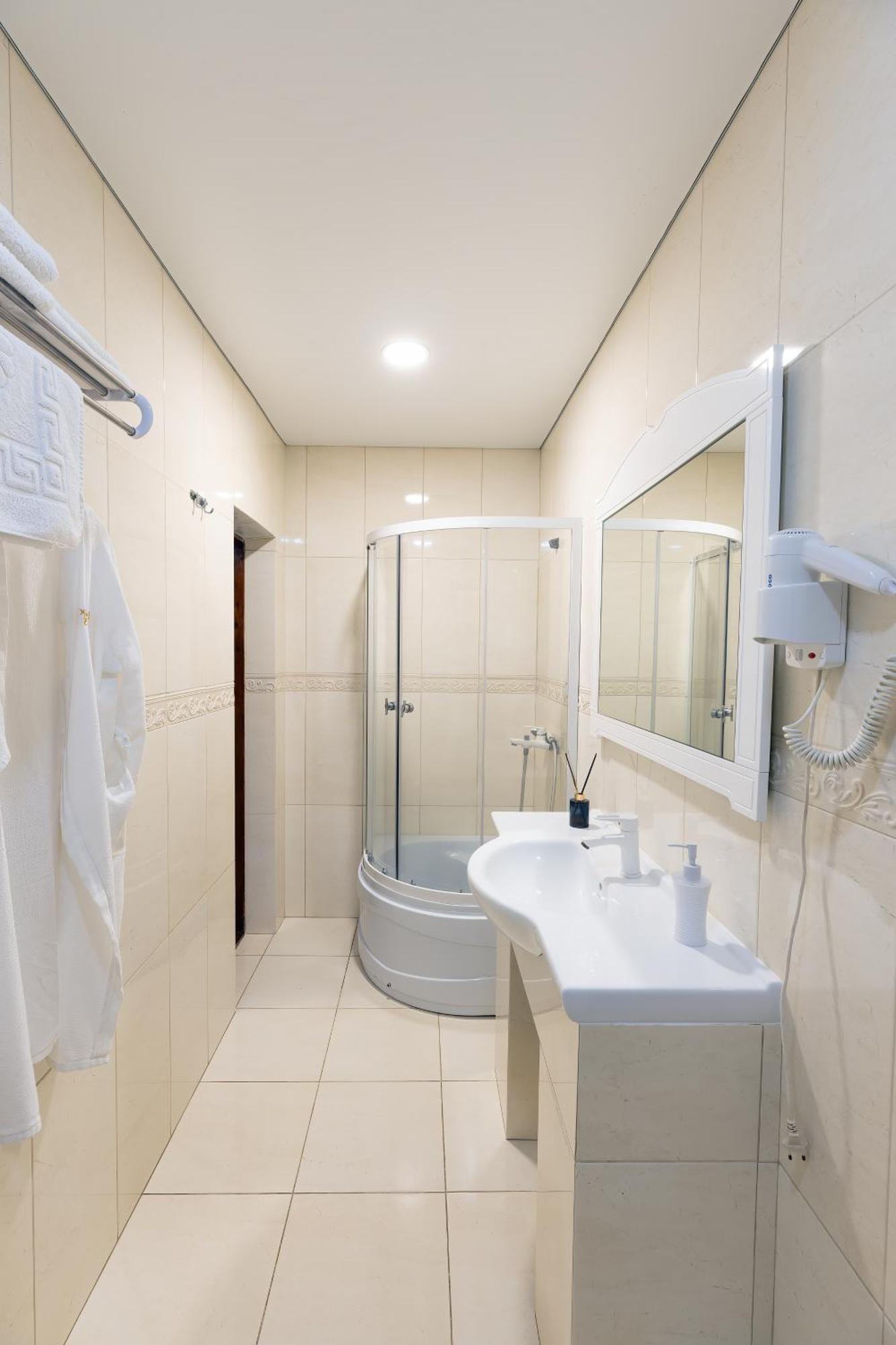 Sv Hotel, Restaurant & Airport Parking Todiresti  Dış mekan fotoğraf