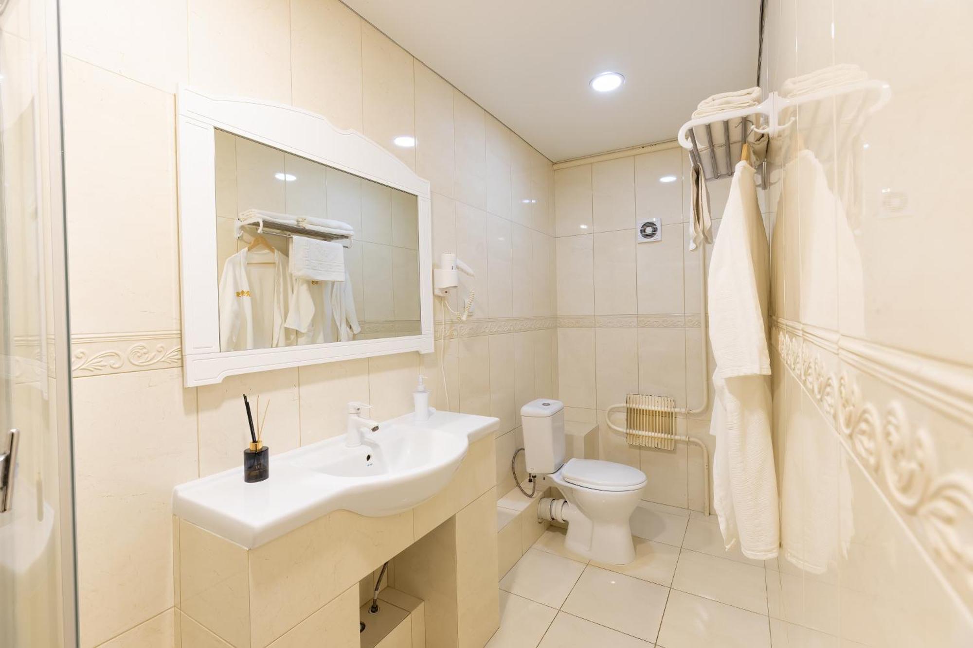 Sv Hotel, Restaurant & Airport Parking Todiresti  Dış mekan fotoğraf
