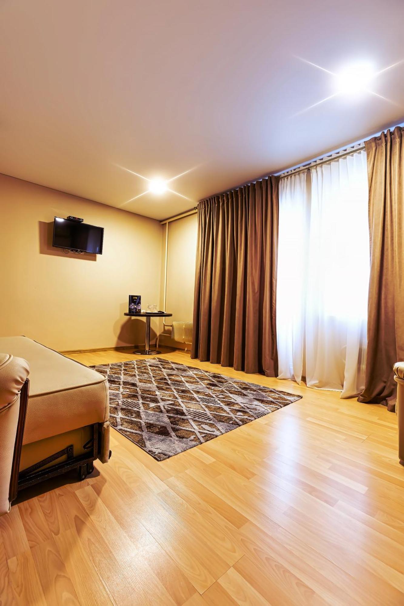 Sv Hotel, Restaurant & Airport Parking Todiresti  Dış mekan fotoğraf