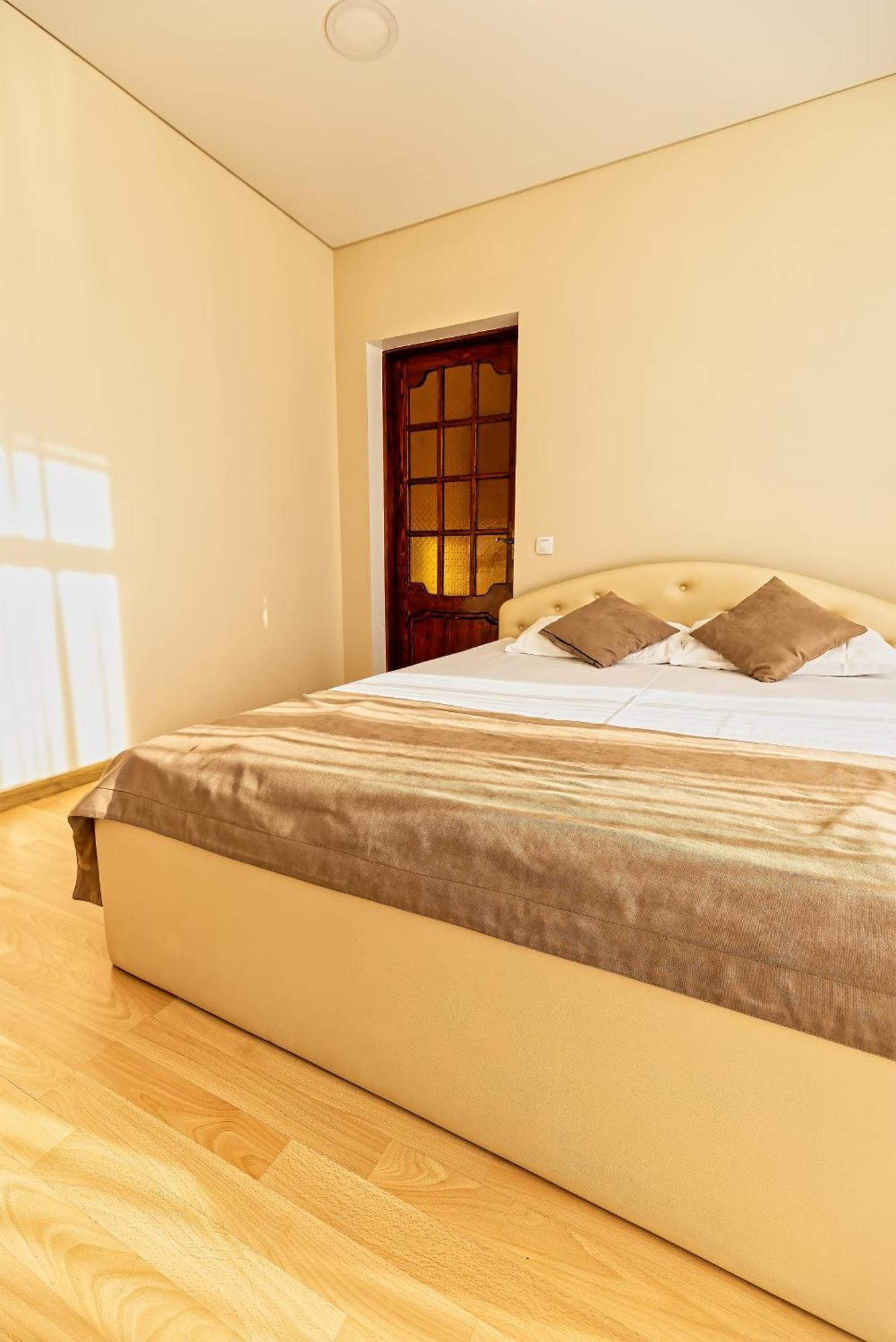 Sv Hotel, Restaurant & Airport Parking Todiresti  Dış mekan fotoğraf