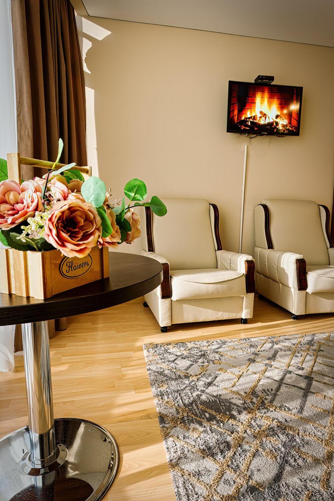 Sv Hotel, Restaurant & Airport Parking Todiresti  Dış mekan fotoğraf