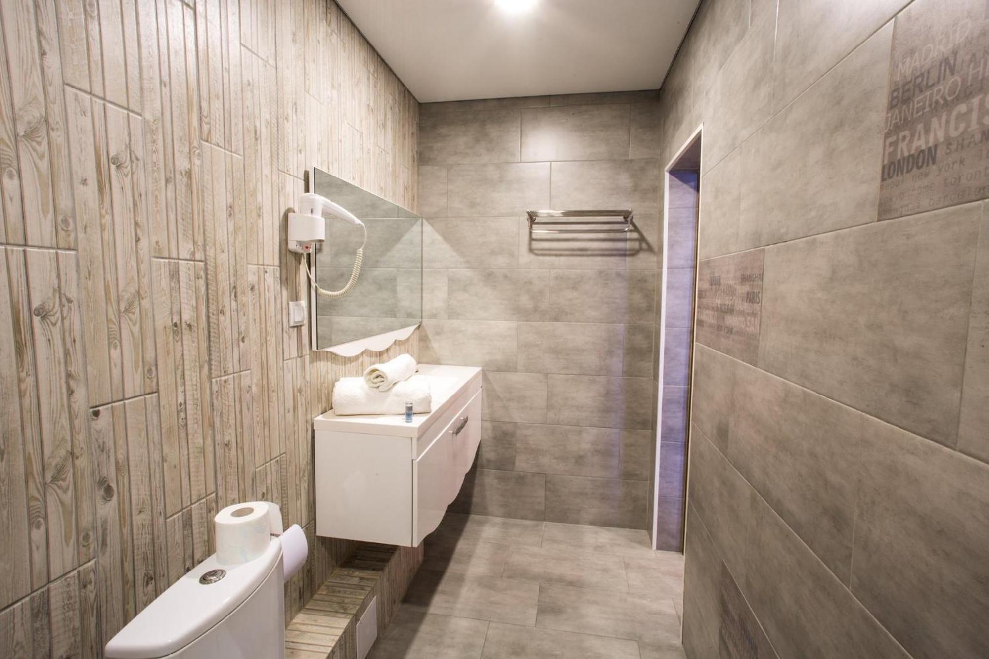Sv Hotel, Restaurant & Airport Parking Todiresti  Dış mekan fotoğraf